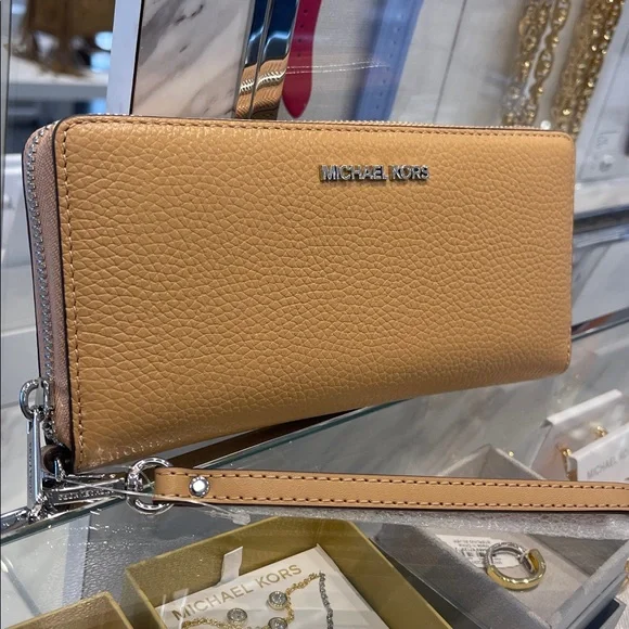 MICHAEL KORS Lg Pebbled Leather Continental Wallet Wristlet Phone Holder
Peanut - Picture 2 of 16